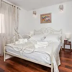 Luxury Xenia *